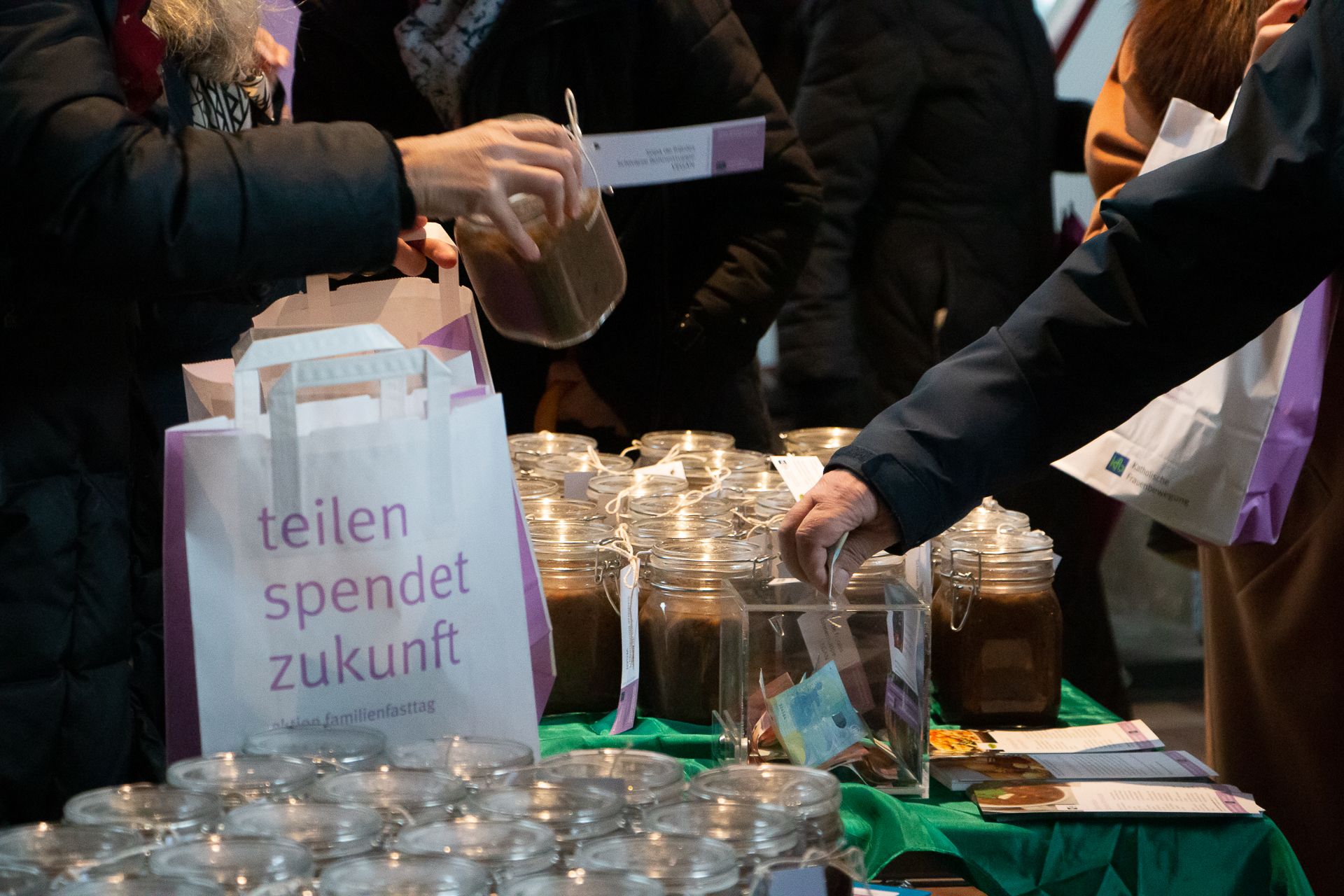 Gemeinsam mit den Tourismusschulen MODUL verteilt die kfb Wien Suppe to Go im Wiener Stephansdom. Die Spenden gehen an die Aktion Familienfasttag der kfbö.