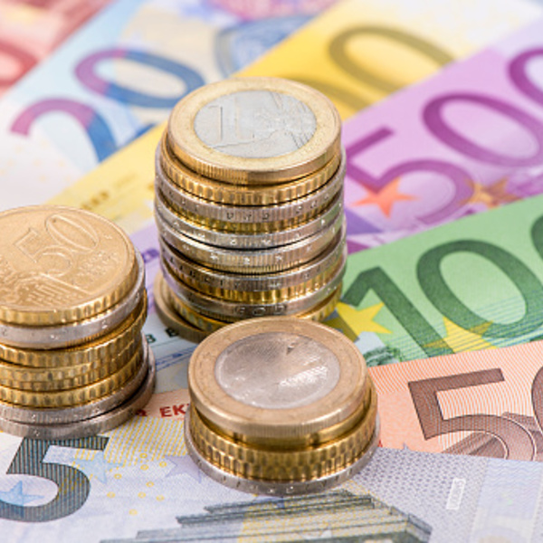 cga will Grundeinkommen forcieren / pixabay Many Euro banknotes and coins of european currency