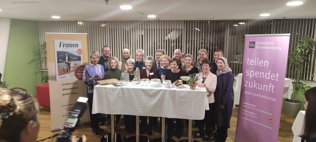 Von links nach rechts: Romana Deckenbacher, Ferdinand Kaineder, Eva Maria Holzleitner, Amani Abuzahra, Margit Fischer, Heinz Fischer, Angelika Ritter-Grepl, Michael Ludwig, Korinna Schumann, Doris Schmidauer, Edina Husovic, Lydia Lieskonig, Susanne R