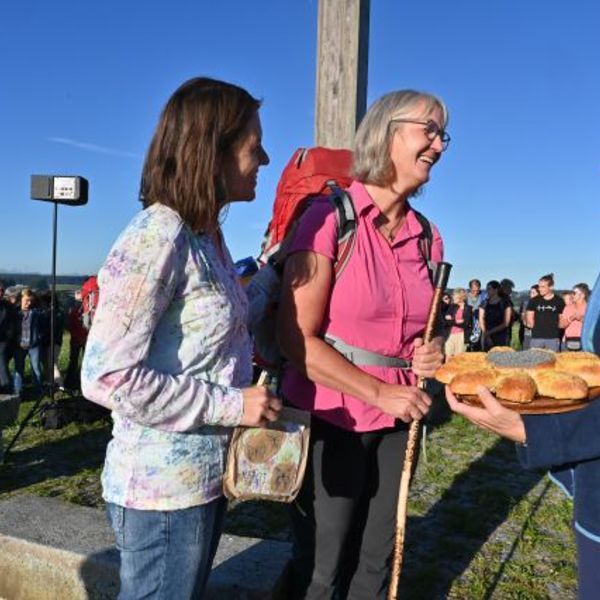 Karin Limberger und Paula Wintereder verabschieden Margit Schmidinger mit Brot, Wein und guten Wünschen / Franz Litzlbauer